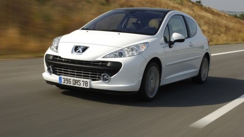 De prijs van de vooruitgang in luxe en veiligheid is gewicht. Zo kweken zelfs compacte autos als de Peugeot 207 flinke vetrolletjes. Die kun je maar het beste te lijf gaan met trekkracht. Als een tur