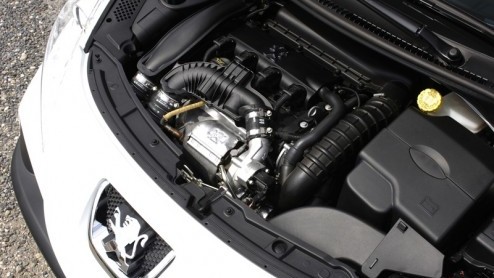 De prijs van de vooruitgang in luxe en veiligheid is gewicht. Zo kweken zelfs compacte autos als de Peugeot 207 flinke vetrolletjes. Die kun je maar het beste te lijf gaan met trekkracht. Als een tur