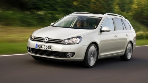 Wat is er nieuw aan de Golf Variant? Goed kijken....de neus! En er is meer, want de Golf VI-behandeling betekent ook een bijbehorend ververst interieur, de intrede handige hulpsystemen en een opgewaar