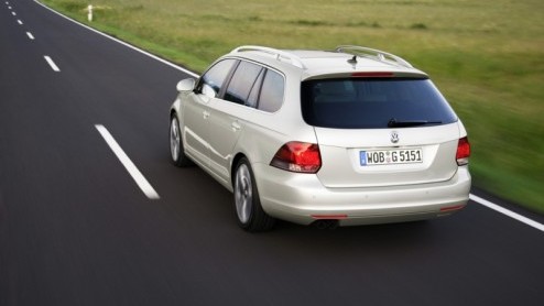 Wat is er nieuw aan de Golf Variant? Goed kijken....de neus! En er is meer, want de Golf VI-behandeling betekent ook een bijbehorend ververst interieur, de intrede handige hulpsystemen en een opgewaar