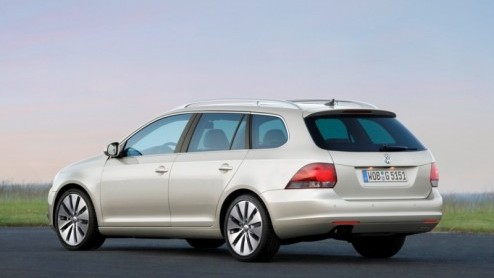 Wat is er nieuw aan de Golf Variant? Goed kijken....de neus! En er is meer, want de Golf VI-behandeling betekent ook een bijbehorend ververst interieur, de intrede handige hulpsystemen en een opgewaar