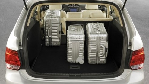 Wat is er nieuw aan de Golf Variant? Goed kijken....de neus! En er is meer, want de Golf VI-behandeling betekent ook een bijbehorend ververst interieur, de intrede handige hulpsystemen en een opgewaar