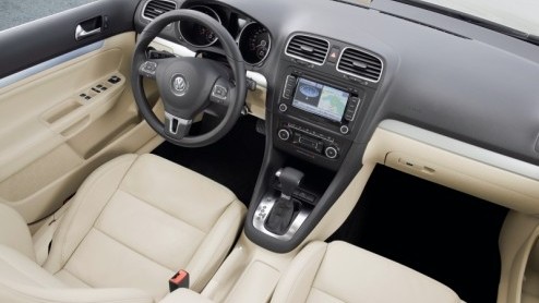 Wat is er nieuw aan de Golf Variant? Goed kijken....de neus! En er is meer, want de Golf VI-behandeling betekent ook een bijbehorend ververst interieur, de intrede handige hulpsystemen en een opgewaar