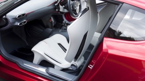 Verrassing! Toyota presenteert een nieuwe sportscoup met achterwielaandrijving. Het studiemodel FT-86 is ontwikkeld in samenwerking met Subaru en staat in de spotlights op de aanstaande Tokyo Motor S