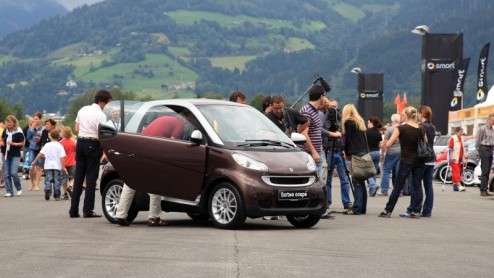 Iedereen kent ze, en je vindt ze leuk of niet; smartjes. Al meer dan 10 jaar bestormen deze guitige tweezittertjes de Europese wegen - sinds kort ook in China en de USA. Als rijdende reclamezuil, fast