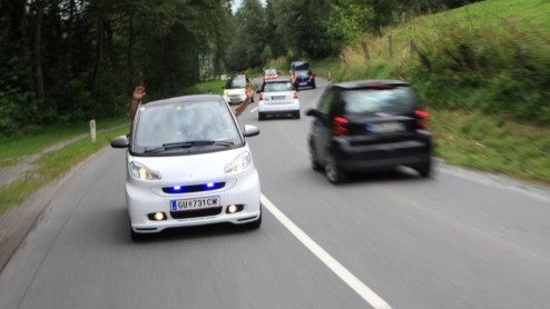 Iedereen kent ze, en je vindt ze leuk of niet; smartjes. Al meer dan 10 jaar bestormen deze guitige tweezittertjes de Europese wegen - sinds kort ook in China en de USA. Als rijdende reclamezuil, fast