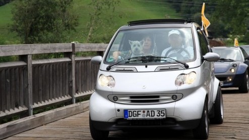 Iedereen kent ze, en je vindt ze leuk of niet; smartjes. Al meer dan 10 jaar bestormen deze guitige tweezittertjes de Europese wegen - sinds kort ook in China en de USA. Als rijdende reclamezuil, fast