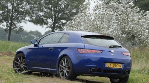 Italianen hebben iets met design en sportieve autos. De Brera daarentegen wist ons nooit echt te overtuigen als het op pure prestaties aan kwam. De Italiaanse schone kampt namelijk met een portie ove