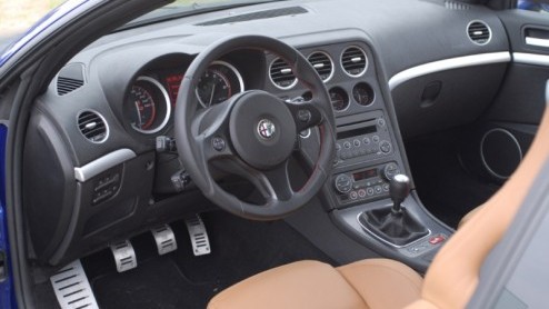 Italianen hebben iets met design en sportieve autos. De Brera daarentegen wist ons nooit echt te overtuigen als het op pure prestaties aan kwam. De Italiaanse schone kampt namelijk met een portie ove