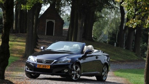 De huidige Lexus IS is al weer even van de partij, maar nu pas verschijnt een tweede modelvariant, de coup-cabriolet die tot IS 250C is gedoopt. Het model is een rechtstreekse concurrent voor onder m