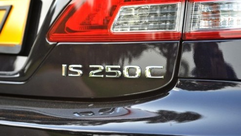 De huidige Lexus IS is al weer even van de partij, maar nu pas verschijnt een tweede modelvariant, de coup-cabriolet die tot IS 250C is gedoopt. Het model is een rechtstreekse concurrent voor onder m