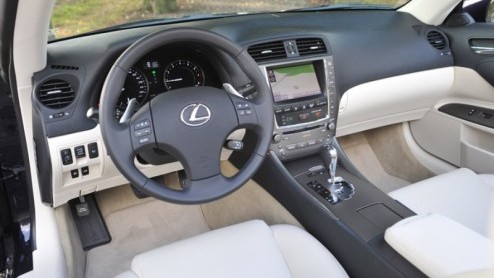 De huidige Lexus IS is al weer even van de partij, maar nu pas verschijnt een tweede modelvariant, de coup-cabriolet die tot IS 250C is gedoopt. Het model is een rechtstreekse concurrent voor onder m