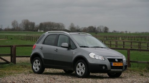 Pakweg een jaar geleden liet Fiat tijdens de Olympische Winterspelen trots de Sedici zien, een handige kruising tussen een compacte SUV en een personenauto. Nu pas is de auto ook echt leverbaar in Ned
