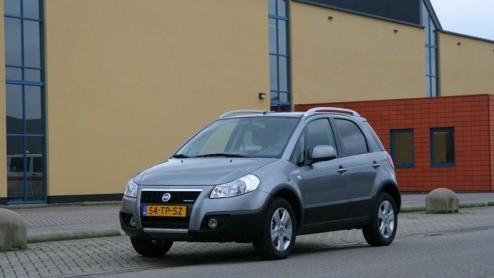 Pakweg een jaar geleden liet Fiat tijdens de Olympische Winterspelen trots de Sedici zien, een handige kruising tussen een compacte SUV en een personenauto. Nu pas is de auto ook echt leverbaar in Ned