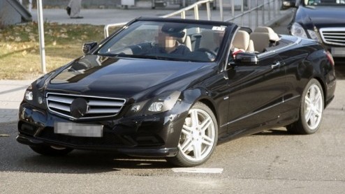 In het voorjaar van 2010 is het (pas) tijd voor de nieuwe Mercedes-Benz E-Klasse Cabriolet. Tot die tijd blijft de dakloze versie nog een beetje geheim voor het wereldwijde publiek. Echt veel te fanta