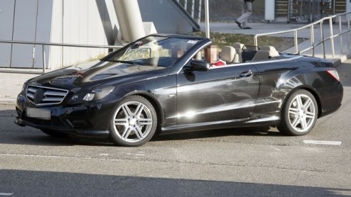 In het voorjaar van 2010 is het (pas) tijd voor de nieuwe Mercedes-Benz E-Klasse Cabriolet. Tot die tijd blijft de dakloze versie nog een beetje geheim voor het wereldwijde publiek. Echt veel te fanta