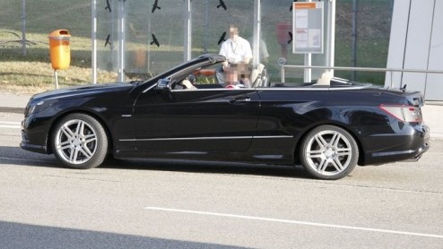 In het voorjaar van 2010 is het (pas) tijd voor de nieuwe Mercedes-Benz E-Klasse Cabriolet. Tot die tijd blijft de dakloze versie nog een beetje geheim voor het wereldwijde publiek. Echt veel te fanta