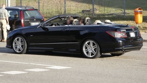 In het voorjaar van 2010 is het (pas) tijd voor de nieuwe Mercedes-Benz E-Klasse Cabriolet. Tot die tijd blijft de dakloze versie nog een beetje geheim voor het wereldwijde publiek. Echt veel te fanta