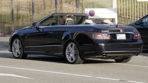 In het voorjaar van 2010 is het (pas) tijd voor de nieuwe Mercedes-Benz E-Klasse Cabriolet. Tot die tijd blijft de dakloze versie nog een beetje geheim voor het wereldwijde publiek. Echt veel te fanta