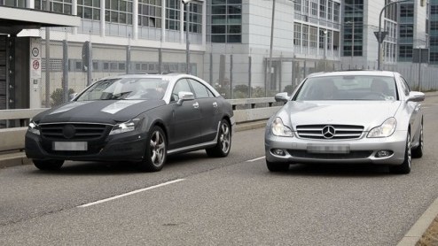 Dit is de nieuwe Mercedes-Benz CLS! Deze vierdeurscoup met DNA van een E-Klasse staat gepland voor 2011, en heeft zich opnieuw aan de buitenwereld getoond. Dit keer in een veel minder verhullend maat
