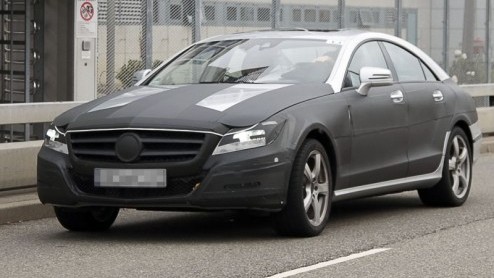 Dit is de nieuwe Mercedes-Benz CLS! Deze vierdeurscoup met DNA van een E-Klasse staat gepland voor 2011, en heeft zich opnieuw aan de buitenwereld getoond. Dit keer in een veel minder verhullend maat