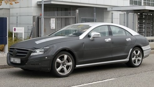 Dit is de nieuwe Mercedes-Benz CLS! Deze vierdeurscoup met DNA van een E-Klasse staat gepland voor 2011, en heeft zich opnieuw aan de buitenwereld getoond. Dit keer in een veel minder verhullend maat