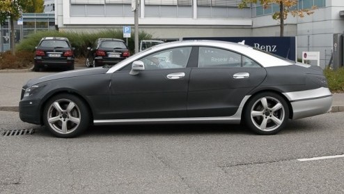 Dit is de nieuwe Mercedes-Benz CLS! Deze vierdeurscoup met DNA van een E-Klasse staat gepland voor 2011, en heeft zich opnieuw aan de buitenwereld getoond. Dit keer in een veel minder verhullend maat