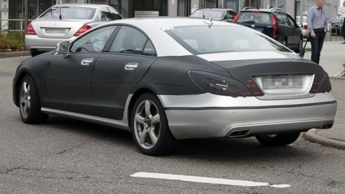 Dit is de nieuwe Mercedes-Benz CLS! Deze vierdeurscoup met DNA van een E-Klasse staat gepland voor 2011, en heeft zich opnieuw aan de buitenwereld getoond. Dit keer in een veel minder verhullend maat