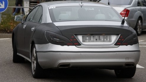 Dit is de nieuwe Mercedes-Benz CLS! Deze vierdeurscoup met DNA van een E-Klasse staat gepland voor 2011, en heeft zich opnieuw aan de buitenwereld getoond. Dit keer in een veel minder verhullend maat