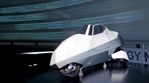 Het is geen auto en geen motor, maar volgens BMW wel iets waar we aan toe zijn; SIMPLE. Dit studiemodel is een lichtgewicht en sportieve tweezitter, de vertegenwoordiger van duurzame mobiliteit.