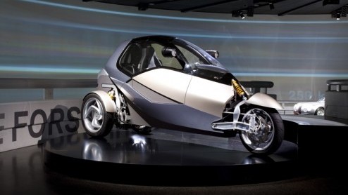 Het is geen auto en geen motor, maar volgens BMW wel iets waar we aan toe zijn; SIMPLE. Dit studiemodel is een lichtgewicht en sportieve tweezitter, de vertegenwoordiger van duurzame mobiliteit.