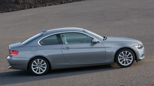 Met een BMW 335d Coup kun je een Porsche-rijder helemaal ziek maken. Want bij tussensprintjes moeten die alles uit de kast rijden om je bij te houden. Zelfs een 911 Turbo (drie keer de aanschafprijs