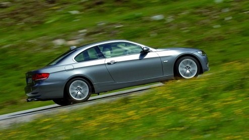 Met een BMW 335d Coup kun je een Porsche-rijder helemaal ziek maken. Want bij tussensprintjes moeten die alles uit de kast rijden om je bij te houden. Zelfs een 911 Turbo (drie keer de aanschafprijs