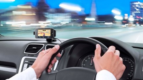Met de iPhone is het sinds kort ook mogelijk om te navigeren met TomTom software. Vandaag presenteert navigatiespecialist een bijpassende carkit, waarmee ook het GPS signaal wordt versterkt.