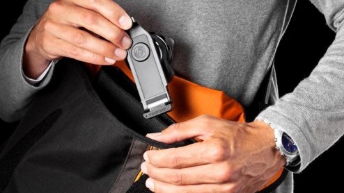 Met de iPhone is het sinds kort ook mogelijk om te navigeren met TomTom software. Vandaag presenteert navigatiespecialist een bijpassende carkit, waarmee ook het GPS signaal wordt versterkt.