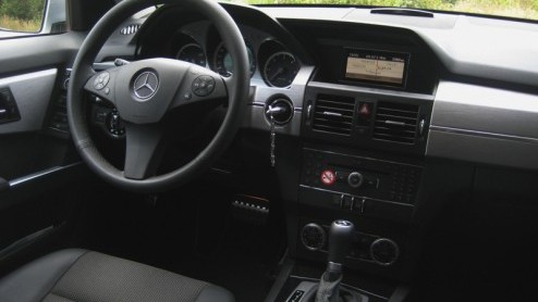 De nieuwe Mercedes-Benz GLK 220 CDI 4Matic versterkt als mini-Gelnde het aanbod in het nog steeds uitbreidende segment van de compacte SUV. Met een potente maar relatief zuinige viercilinder bi-turbo