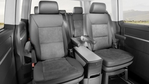 Na zes jaar en ruim n miljoen geproduceerde T5-exemplaren vond Volkswagen het hoog tijd om de Transporter te vernieuwen. Het betreft overigens een grondige facelift, geen volledig nieuw model. Een T