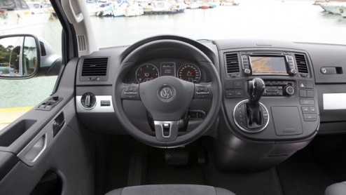 Na zes jaar en ruim n miljoen geproduceerde T5-exemplaren vond Volkswagen het hoog tijd om de Transporter te vernieuwen. Het betreft overigens een grondige facelift, geen volledig nieuw model. Een T