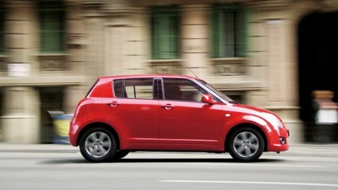 De Suzuki Swift moet opnieuw terug naar de dealer voor een check in de kofferbak. Bij zo'n 12.000 stuks uit 2005-2007 kan namelijk corrosie optreden in bepaalde kofferbakdelen, en naar nu blijkt ook a
