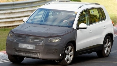 Of het nou al nodig is of niet, ook de Volkswagen Tiguan kan gaan rekenen op een ander neusje. Twee jaar na zijn introductie hebben de designers iets anders in het vat en inmiddels rijdt de vernieuwde