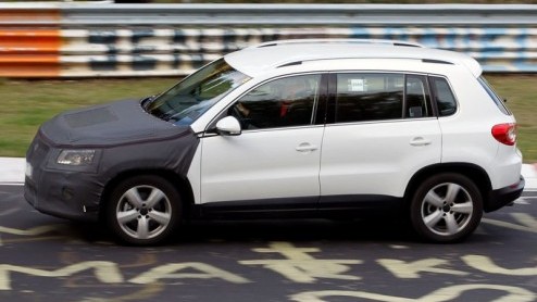 Of het nou al nodig is of niet, ook de Volkswagen Tiguan kan gaan rekenen op een ander neusje. Twee jaar na zijn introductie hebben de designers iets anders in het vat en inmiddels rijdt de vernieuwde