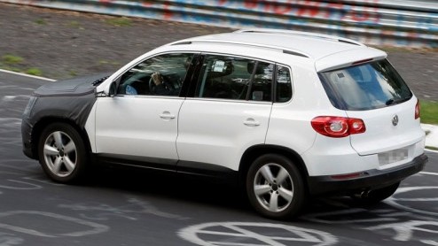 Of het nou al nodig is of niet, ook de Volkswagen Tiguan kan gaan rekenen op een ander neusje. Twee jaar na zijn introductie hebben de designers iets anders in het vat en inmiddels rijdt de vernieuwde