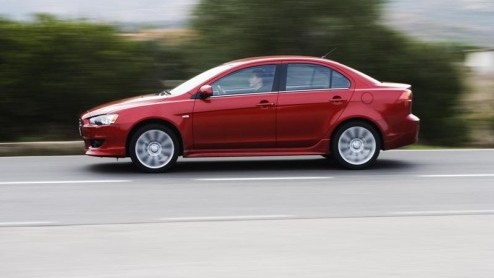 Mitsubishi komt met extra zakelijk ingestelde Lancer Sport Sedans, leverbaar in drie uitrustingniveaus. In alle gevallen tokkelt er een 140 pk sterke Di-D dieselmotor onder de kap en heeft de dealer