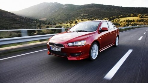 Mitsubishi komt met extra zakelijk ingestelde Lancer Sport Sedans, leverbaar in drie uitrustingniveaus. In alle gevallen tokkelt er een 140 pk sterke Di-D dieselmotor onder de kap en heeft de dealer