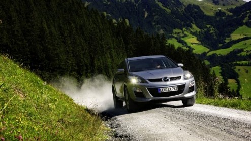 Mazdas vernieuwde CX-7 is Europeser dan ooit. Terwijl de eerste generatie met benzinedrinkende turbomotor vooral de Amerikanen wist te bekoren, wordt de facelift van de Japanner kracht bij gezet met