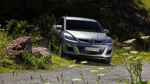 Mazdas vernieuwde CX-7 is Europeser dan ooit. Terwijl de eerste generatie met benzinedrinkende turbomotor vooral de Amerikanen wist te bekoren, wordt de facelift van de Japanner kracht bij gezet met