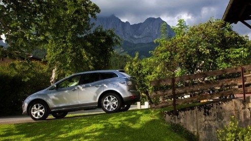 Mazdas vernieuwde CX-7 is Europeser dan ooit. Terwijl de eerste generatie met benzinedrinkende turbomotor vooral de Amerikanen wist te bekoren, wordt de facelift van de Japanner kracht bij gezet met