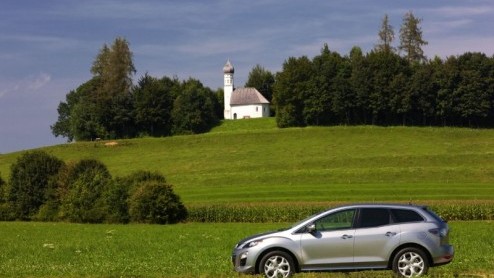 Mazdas vernieuwde CX-7 is Europeser dan ooit. Terwijl de eerste generatie met benzinedrinkende turbomotor vooral de Amerikanen wist te bekoren, wordt de facelift van de Japanner kracht bij gezet met