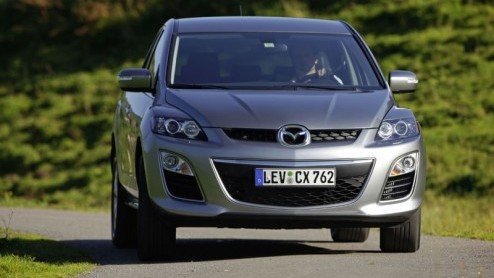 Mazdas vernieuwde CX-7 is Europeser dan ooit. Terwijl de eerste generatie met benzinedrinkende turbomotor vooral de Amerikanen wist te bekoren, wordt de facelift van de Japanner kracht bij gezet met
