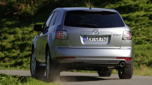 Mazdas vernieuwde CX-7 is Europeser dan ooit. Terwijl de eerste generatie met benzinedrinkende turbomotor vooral de Amerikanen wist te bekoren, wordt de facelift van de Japanner kracht bij gezet met